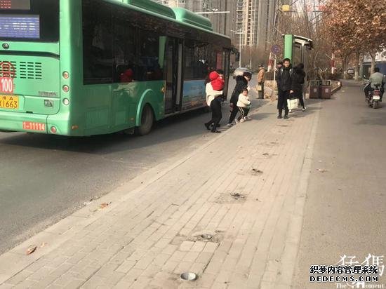 鄭州候車亭拆了 人行道卻留下12個(gè)絆人的 “鐵疙瘩”